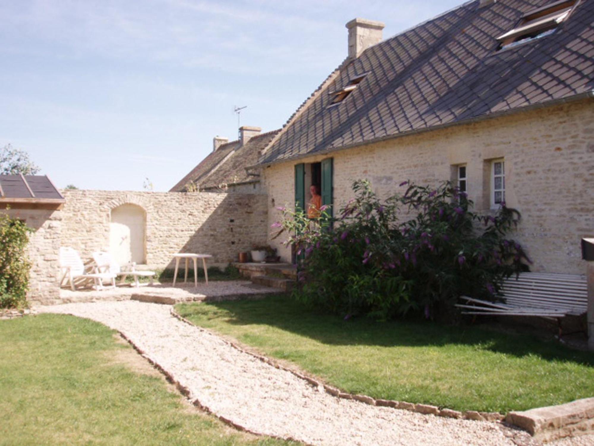 Chambres Et Tables D'Hotes A L'Auberge Touristique Meuvaines Exterior photo
