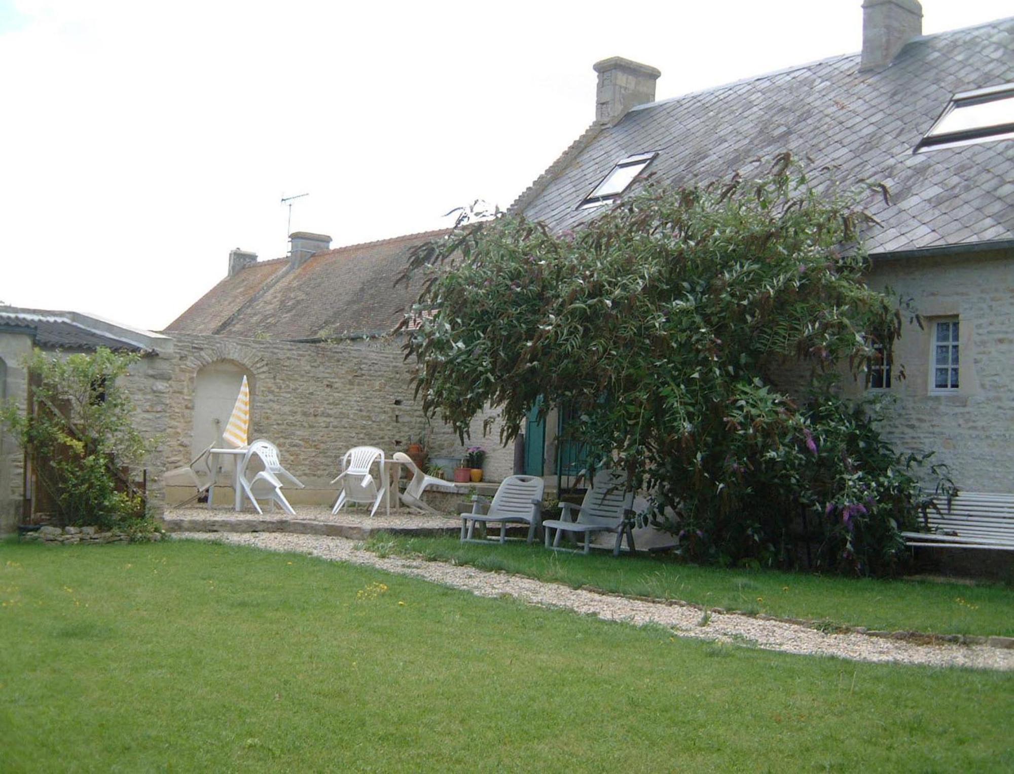 Chambres Et Tables D'Hotes A L'Auberge Touristique Meuvaines Exterior photo
