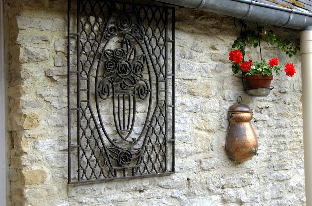 Chambres Et Tables D'Hotes A L'Auberge Touristique Meuvaines Exterior photo
